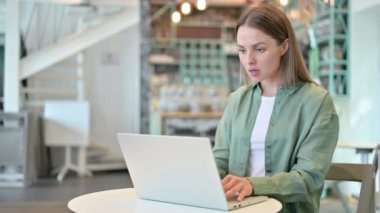 Kayıp ve Kadın, Cafe 'de laptopta Başarısızlığa Tepki Veriyor 