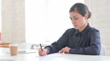 Ciddi Genç Hintli Kadın Kağıda Yazıyor 