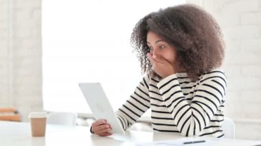 Tablette Başarı Kutlaması İçin Heyecanlı Afrikalı Kadın