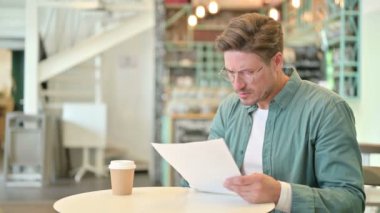 Cafe 'deki Belge Kaybına Orta Yaşlı Adam Tepki Veriyor