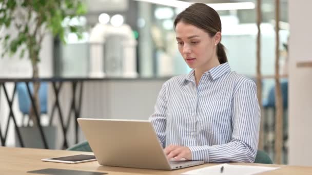 Jovem mulher positiva com laptop fazendo polegares para cima — Vídeo de Stock