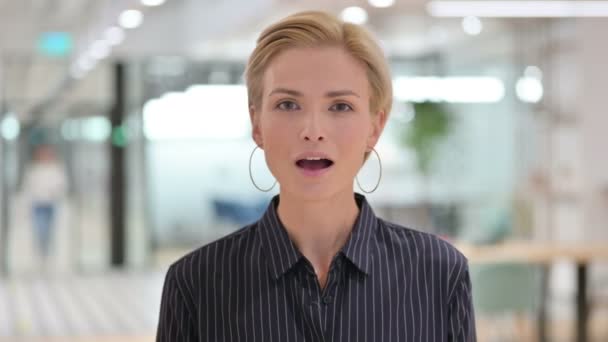 Portret van spannende jonge zakenvrouw viert succes — Stockvideo