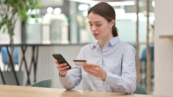 Mulher jovem com sucesso de pagamento on-line no Smartphone no escritório — Vídeo de Stock