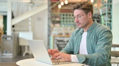 Bilgisayarlı Ciddi Orta Çağ Adamı Parmak İşaretine Hayır diyor