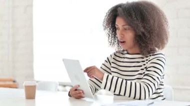 Afrikalı Kadın Tabletteki Kayba Tepki Veriyor 