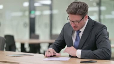 Hayal kırıklığına uğramış Orta Çağ İşadamı Ofiste Kağıda Yazıyor 