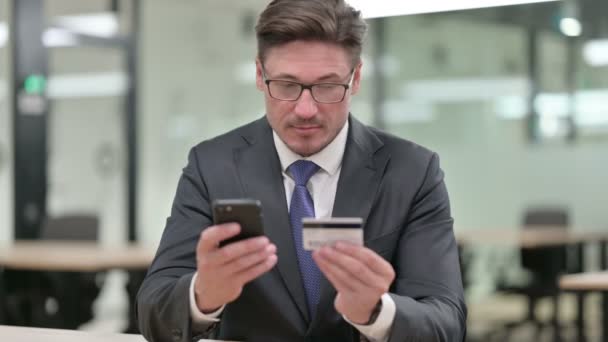Retrato de pago en línea exitoso en Smartphone por un hombre de negocios de mediana edad — Vídeos de Stock