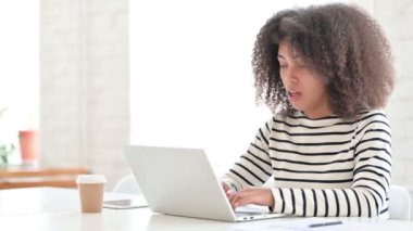 Laptop öksüren hasta Afrikalı Kadın 
