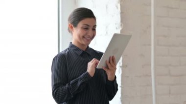 Tablet 'te durup görüntülü konuşma yapan Hintli kadının portresi 