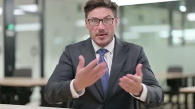 Video Sohbetinde Kızgın Orta Çağ İşadamı Portresi