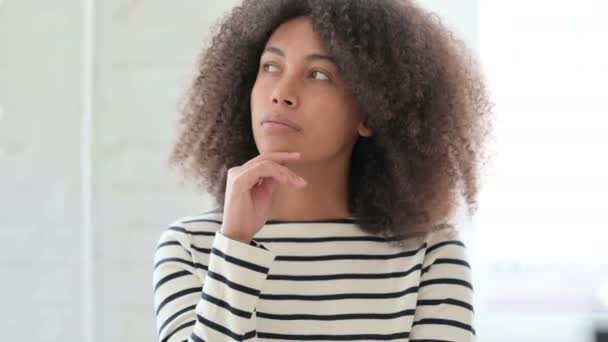 Portret afrykańskiej kobiety myślącej i wpadającej na pomysł — Wideo stockowe