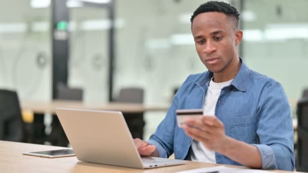 Erfolgreicher GelegenheitsAfrikaner macht Online-Zahlung am Laptop — Stockvideo