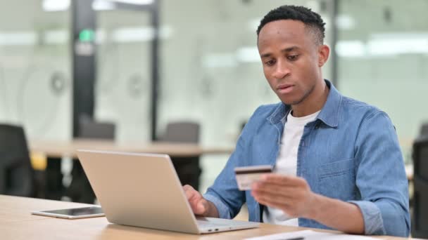 Casual African Man o płatności online awarii na laptopie — Wideo stockowe