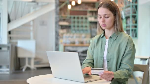 Mulher com falha de pagamento on-line no laptop no café — Vídeo de Stock