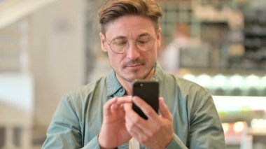 Akıllı telefon kullanan Çekici Orta Çağ Erkeğinin Portresi 