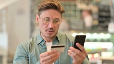 Smartphone 'da Çevrimiçi Ödeme Yapan Orta Çağ Adamı Portresi 