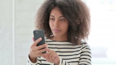 Smartphone 'da Video Çağrısı Yapan Afrikalı Kadın Portresi