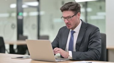 Bilgisayarlı Orta yaşlı İşadamı Ofisinde Sırt Ağrısı Var 