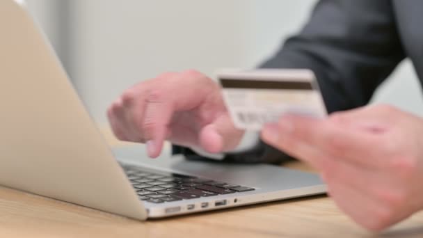 Κοντινό πλάνο του Businessman κάνει online πληρωμή στο Laptop — Αρχείο Βίντεο