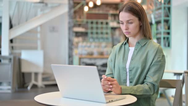 Γυναίκα Σκέψη και εργασία σε Laptop στο Cafe — Αρχείο Βίντεο