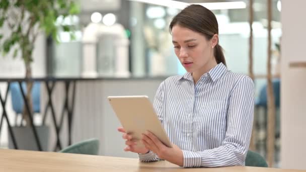 Nadšený mladý žena slaví úspěch na digitální tablet v kanceláři — Stock video