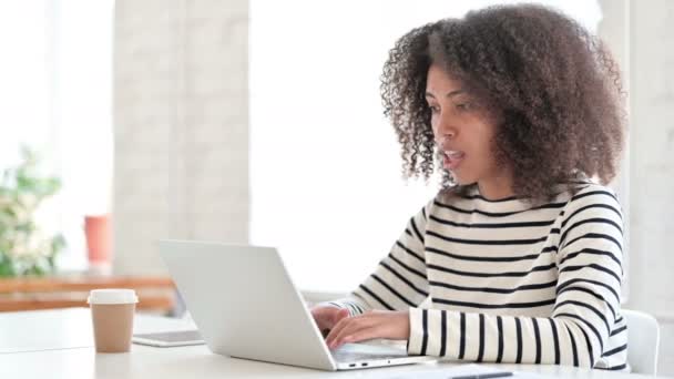 Mulher Africana com Laptop Gritos, Gritos — Vídeo de Stock