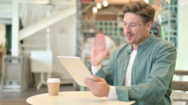 Profesyonel Ortaçağ Adamı Kafe 'de Tablet' te Video Sohbeti Yapıyor 