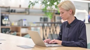 Dizüstü bilgisayarlı genç iş adamı hayal kırıklığına uğradı.