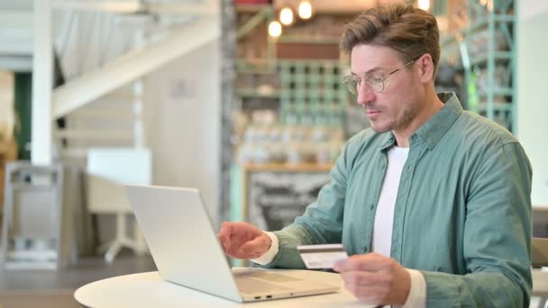 Successo di pagamento online sul computer portatile da uomo di mezza età in Cafe — Video Stock