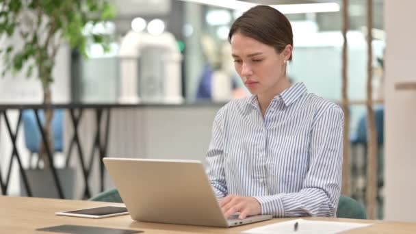 Mulher estressada com laptop com dor de cabeça no escritório — Vídeo de Stock