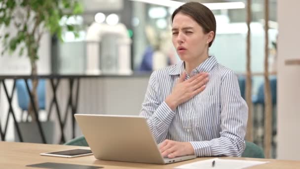 Doente jovem mulher com laptop tosse no escritório — Vídeo de Stock