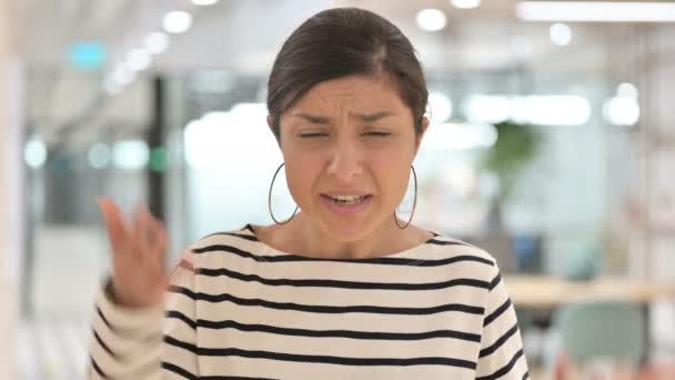 Portrait de femme indienne agressive en colère sur le chat vidéo — Video