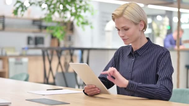 Привлекательная предпринимательница, работающая над цифровым планшетом в офисе — стоковое видео
