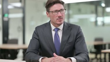 Stresli Orta Çağ İşadamı 'nın Boyun Ağrısı Olan Portresi