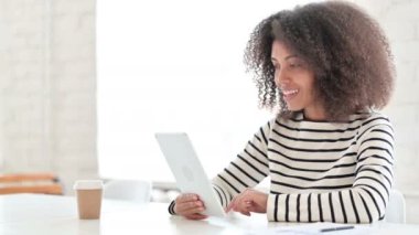 Tablette Video Çağrısı Yapan Afrikalı Kadın 