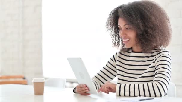 非洲妇女在平板电脑上进行视频呼叫 — 图库视频影像
