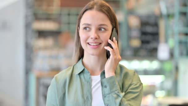 Retrato de mujer alegre hablando en Smartphone — Vídeos de Stock