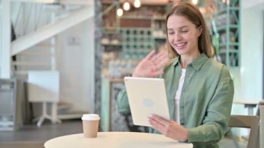 Tablette Video Sohbeti Yapan Profesyonel Kadın 