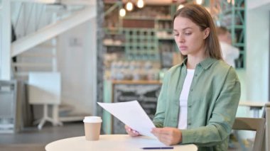 Cafe 'de Evrak Okuyan Ciddi Kadın 