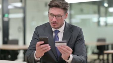 Çevrimiçi Ödeme Başarısızlığı Orta Çağ İşadamı Tarafından Smartphone 'da Portresi