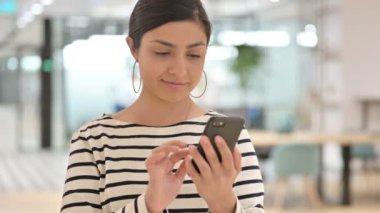 Smartphone 'da Başarı Kutlaması Yapan Heyecanlı Hintli Kadın Portresi 