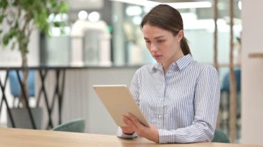 Ofiste Dijital Tablet 'te Kaybolan Genç Kadın 