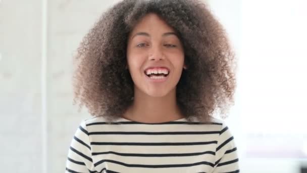 Porträtt av vacker afrikansk kvinna som gör videochatt — Stockvideo