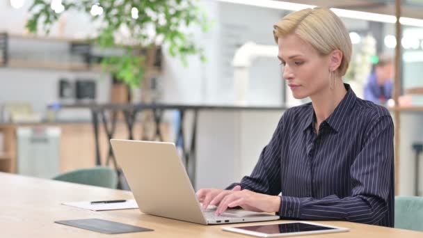 Jeune femme d'affaires professionnelle travaillant sur ordinateur portable dans le bureau — Video