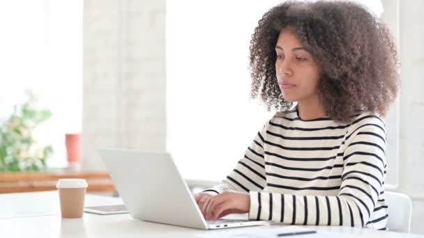 在笔记本电脑上工作的非洲青年妇女 — 图库视频影像