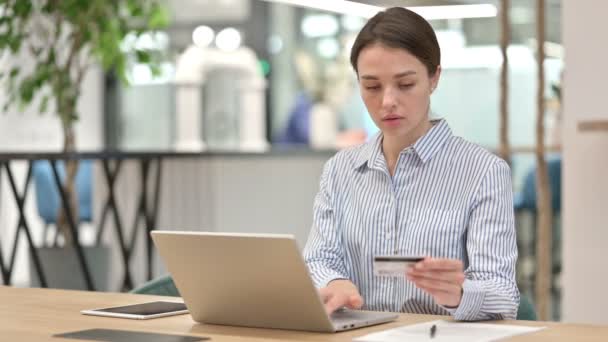 Úspěšná online platba na notebooku od mladé ženy v kanceláři — Stock video