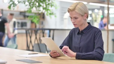 Ofisteki Dijital Tablette Başarı Kutlaması Heyecanlı İş Kadını 