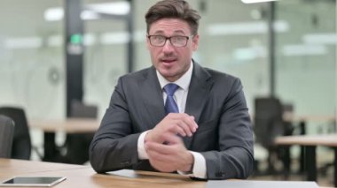 Pozitif Orta Çağ İş Adamı Ofiste Video Sohbeti Yapıyor 