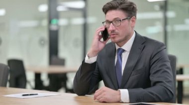 Neşeli Orta Çağ İşadamı Ofiste Akıllı Telefonla Konuşuyor