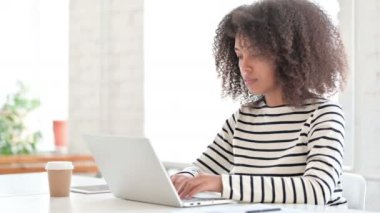 Laptop 'ta video görüşmesi yapan Afrikalı Kadın 